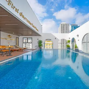 Отель Golden Lotus - Rooftop Bar Sea View